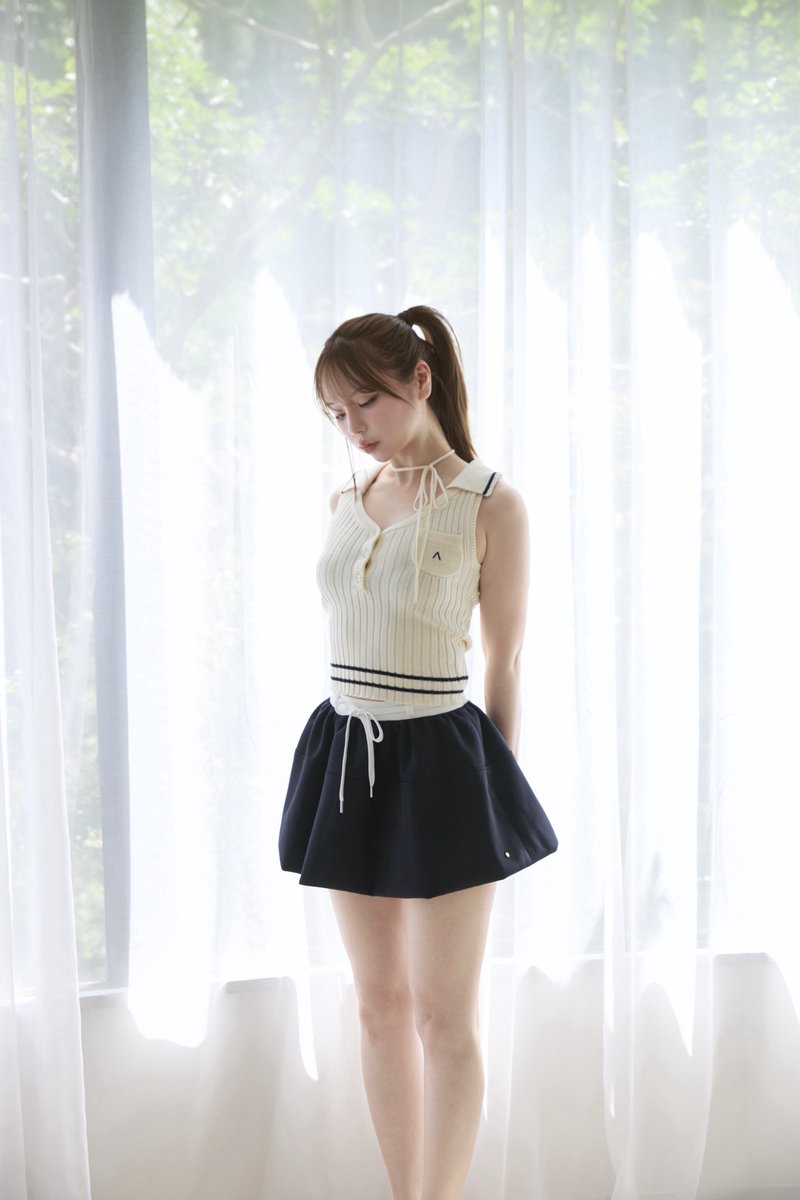 ANDMARY Ami line tops ivory アイボリー Ami line tops color ivory/black ¥9900-tax in 広めに開いたVネックが