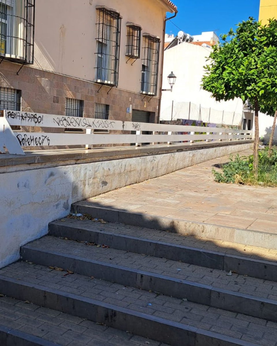 El Distrito Centro continúa con las actuaciones de mejora en los barrios. En esta ocasión, se han llevado a cabo labores de pintura y mantenimiento en la Plaza Pepito Vargas.

Seguimos trabajando día a día para mantener en buen estado nuestras plazas y calles.

#DistritoCentro