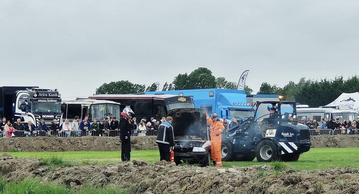 Autobrand tijdens Grand Prix autocross in Zevenhuizen snel geblust