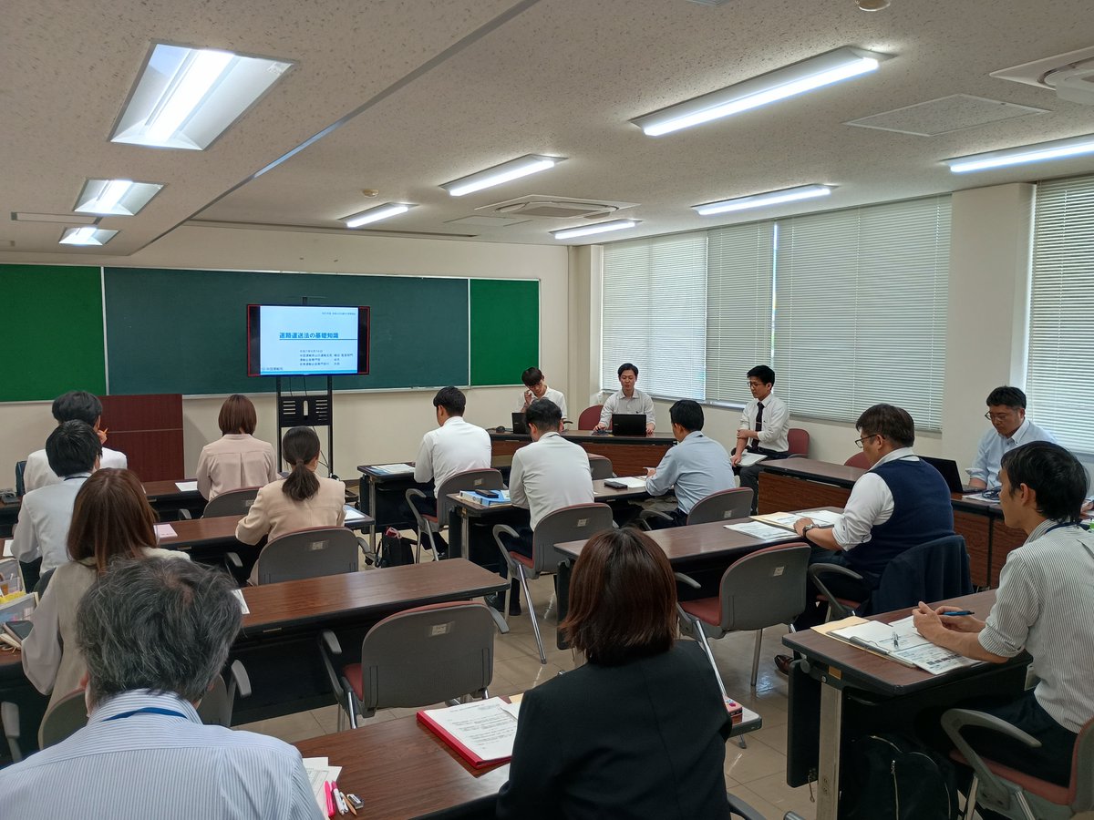 mlit_chugoku_uk's tweet image. 5/16(金)に山口県内の自治体職員を対象とした地域公共交通担当者等勉強会を開催!
地域交通に係る関係法令や交通計画のアップデート、補助事業などについて説明を行い、担当者の理解を深めました!
#交通空白解消へ
#山口
#日本版ライドシェア
#公共ライドシェア
#交通計画のアップデート
