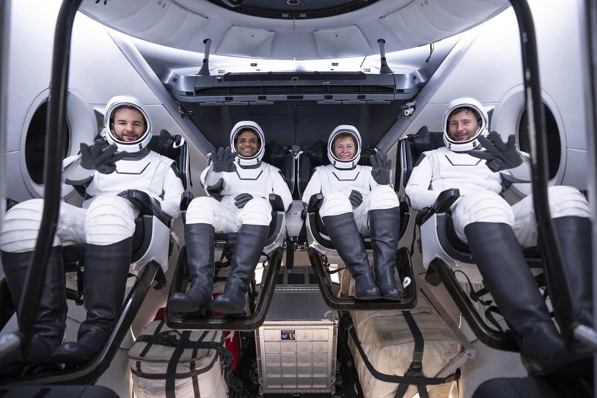 // A nap képe //
Az Ax-4 misszió személyzete űrruhában a Crew Dragon fedélzetén. Balról jobbra: Kapu Tibor, Shubhanshu Shukla, Peggy Whitson és Sławosz Uznański.
📸: Axiom Space