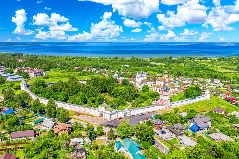 💍Did you know Moscow has a Golden Ring? It is a historic route through ancient towns northeast of the capital. 
Suzdal, Vladimir, Yaroslavl, Kostroma and more - offer a journey into the heart of Russian culture, architecture and tradition.
Discover more:
rbth.com/travel/331077-…