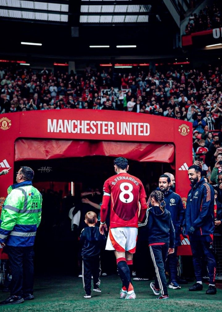 If this Bruno deal doesn't go through, it would sum up the
 "attachment issues "
and nostalgia bs we have at the club..

A competent club does not turn down £80-100 million bid for a 31 yr old 🫠

Sell him already ✅