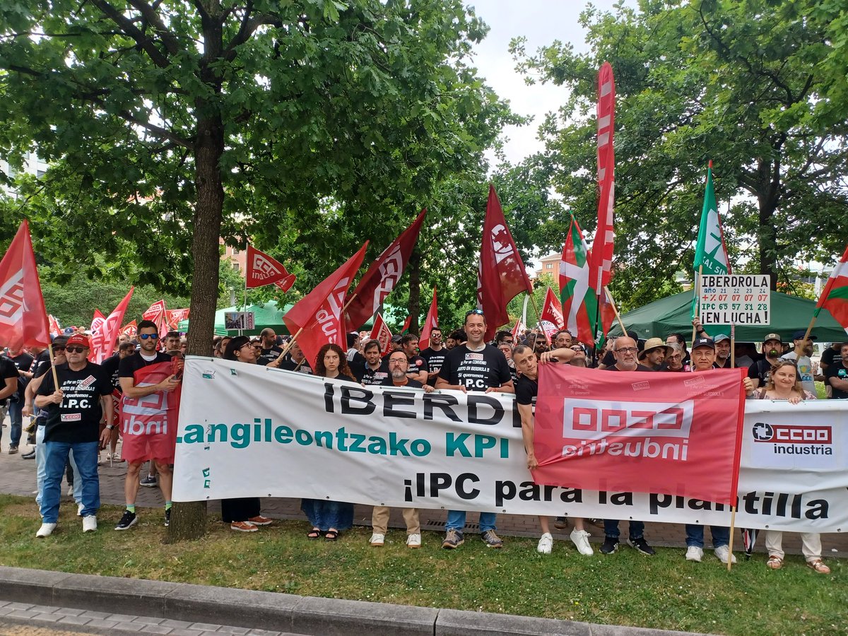 CCOOindustria's tweet photo. 🔴IBERDROLA BORROKAN🔴
👉🏼Mientras los beneficios de la empresa aumentan, las trabajadoras y trabajadores siguen perdiendo poder adquisitivo. 
⚠️Hoy nos movilizamos, pero si esto no se arregla, el próximo viernes a la huelga!
🔥Langileon eskubideen defentsan, atzera pausurik ez! https://t.co/0U3xgybmIr