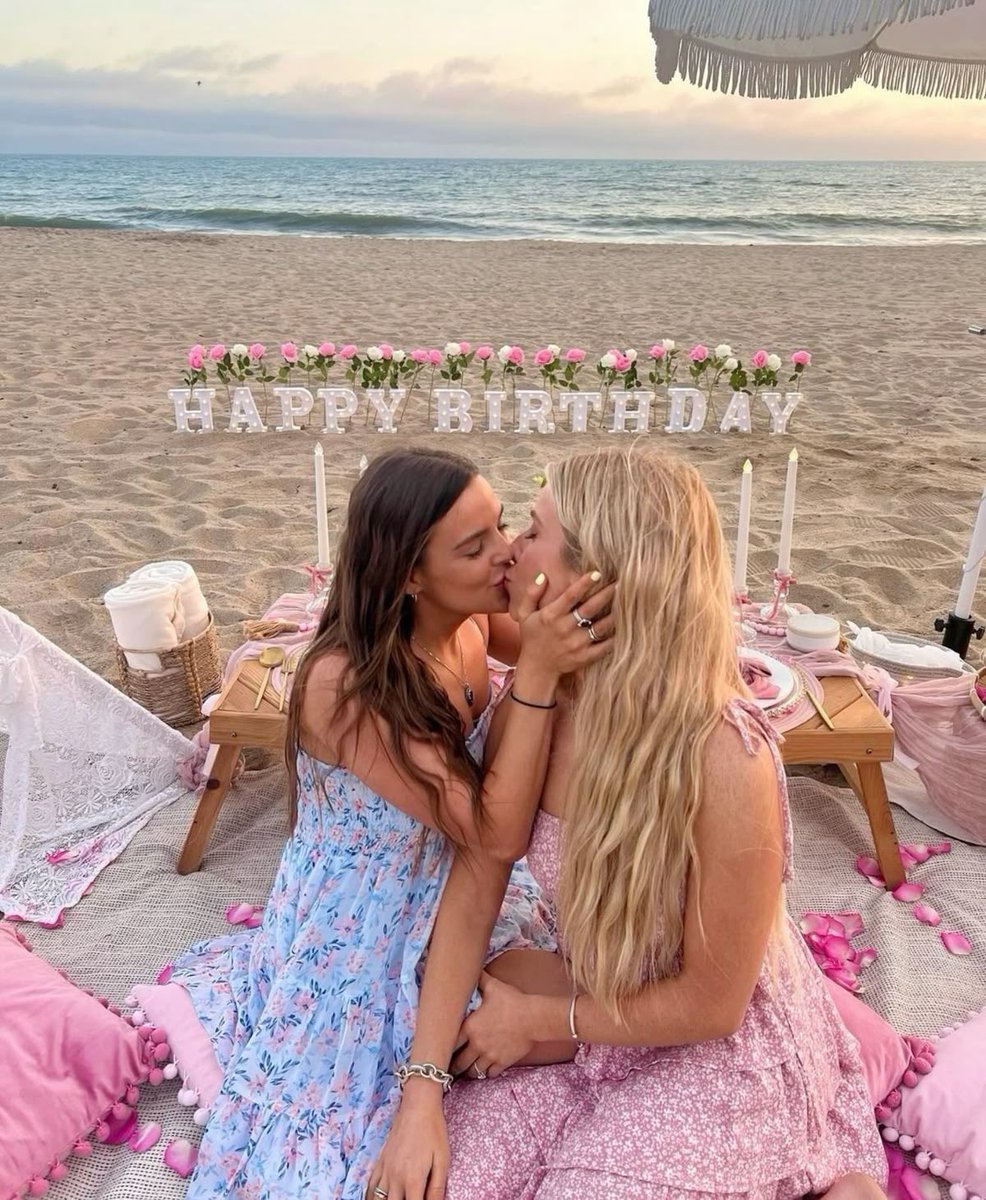 🎂 : <a href="/AUR0NBUNNY/">rena ☆</a> 
Feliz cumple mi amorcito espero que pases un día hermoso y que nadie te arruine tu día especial, te amo como no tienes una idea y soy la más feliz de poder pasar un cumple más contigo, gracias por todo lo que haces, no olvides nunca lo especial que eres para mi
