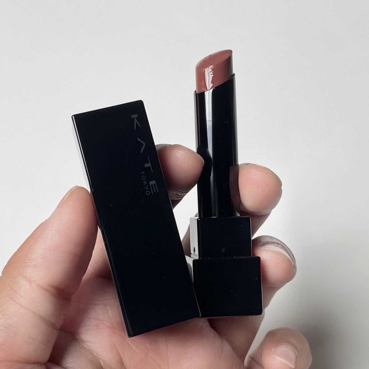 jjdoesitwork's tweet photo. kate lip monster สี 05 dark fig เป็นน้ำตาลอมชมพูอมแดงที่โคตรละมุน โทนสวยแพงแบบทาแล้วดู classy ขึ้น 3000% แล้วทนแบบทิ้งสเตนแน่น กินข้าวกินน้ำสเตนไม่หลุด เลยบางวันหมดวันคือแทบไม่ต้องเติม ทารอบตอนเช้าจบอยู่ยาวถึงเย็น https://t.co/eix6KGLtoX