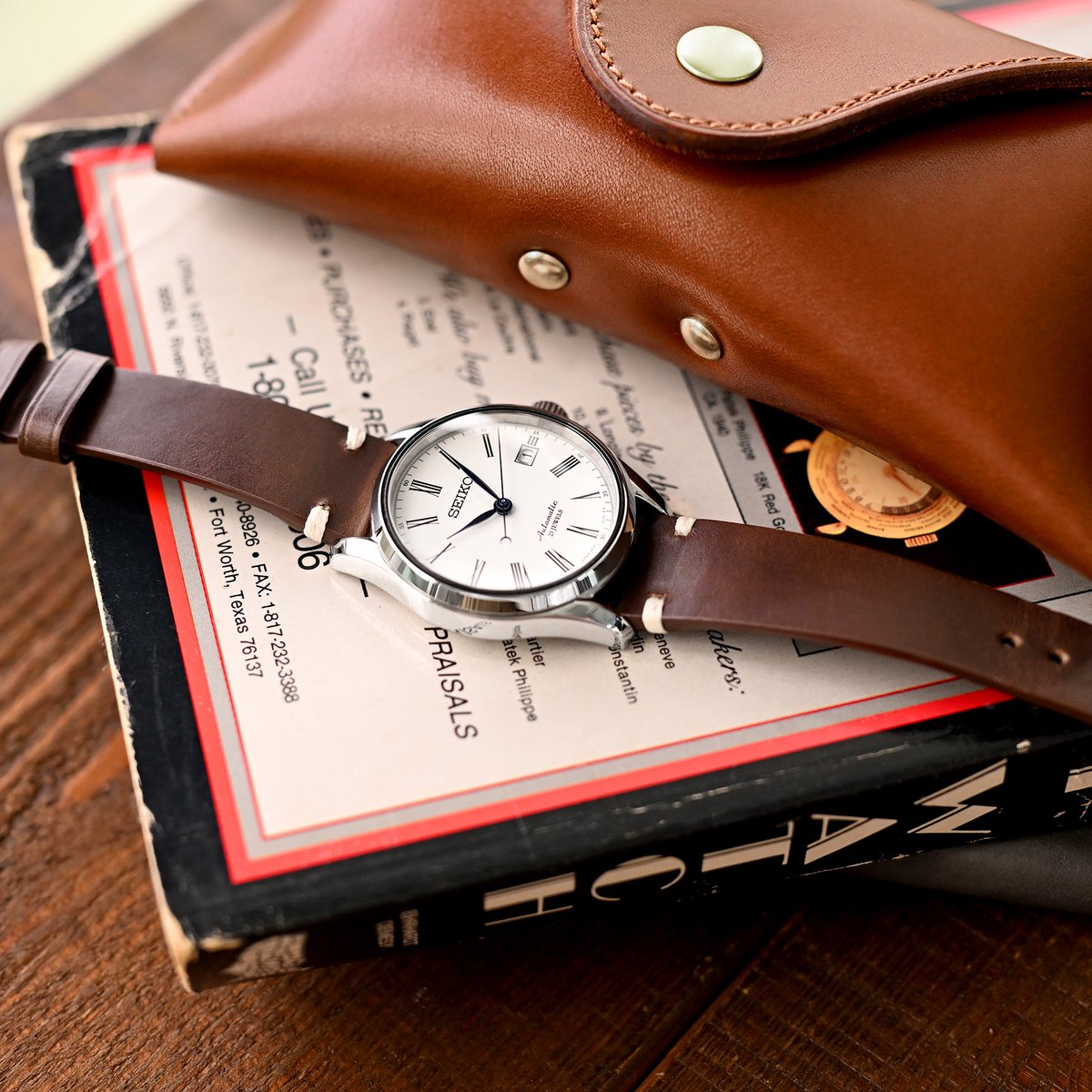 Strapcode's tweet image. ⌚️: Seiko Presage SARX019
Strap: @strapcode⁠
Strap Model: C1C105
⁠
Rich patina potential characterizes this Brown Horween Chromexcel watch strap pairing, adding vintage warmth that complements the timeless quality of the Seiko SARX019's enamel craftsmanship.

#strapcode⁠