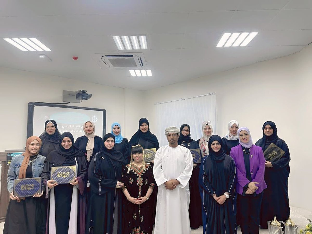 الفاضلة أمينة بنت احمد طيراش الرواس المديرة المساعدة بدائرة الاشراف التربوي  والمقام بدائرة الاشراف التربوي.
#فعاليات_تعليمية_ظفار 
#تعلم_مستدام
 #تعليمية_ظفار