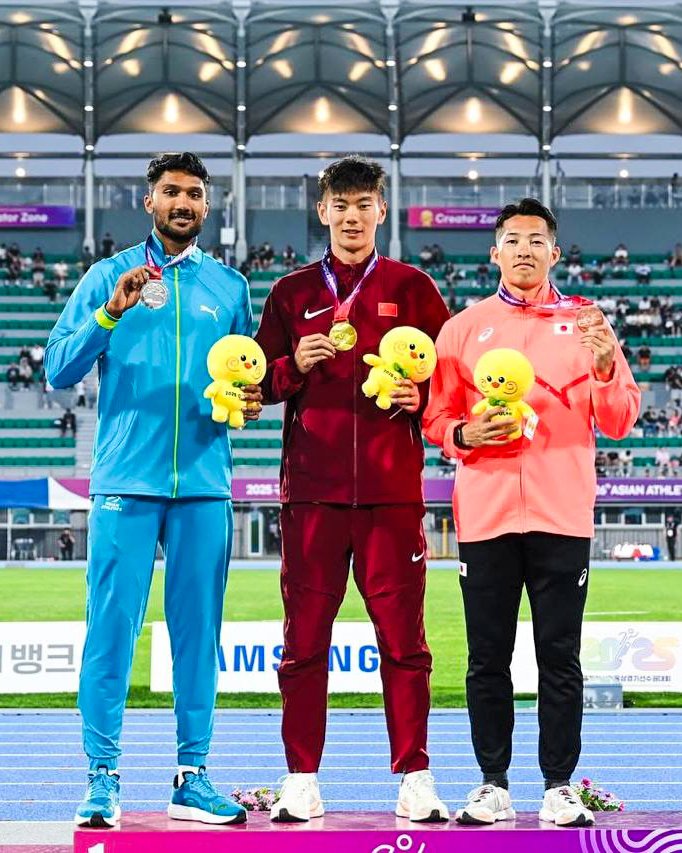 Tejaswin Shankar with his much deserved Decathlon silver medal at the #AsianChampionships 🥈
From a prodigy to pioneer, #TeamIIS is grateful to be part of Tejaswin Shankar’s ongoing journey.

#AsianAthletics #CraftingVictories In