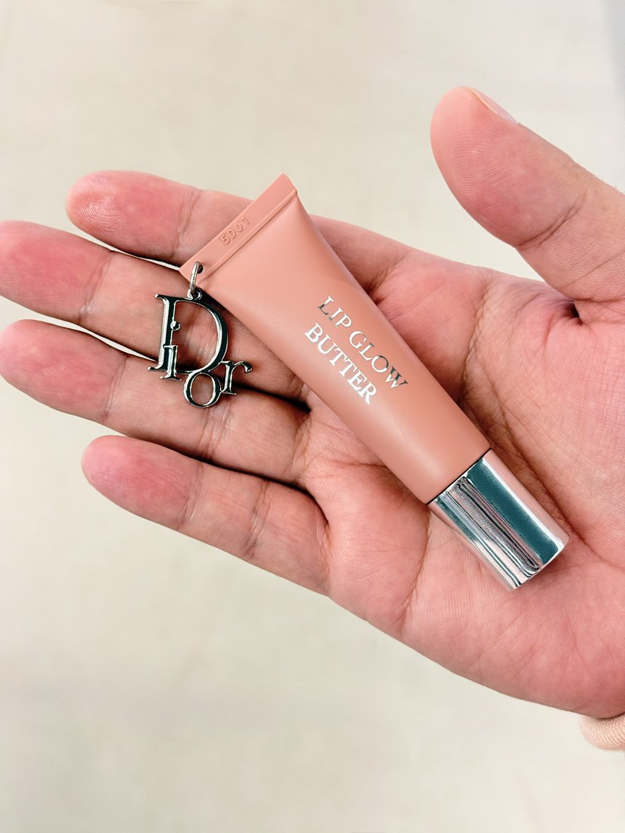 S_Santose's tweet photo. รู้นะ จะแกะไปทำสร้อยกัน 🤣 
#diorlipglow #DiorBeauty #Diorthailand https://t.co/2k2y8ZldAW