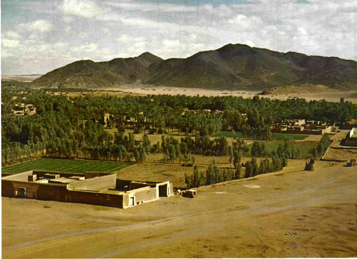 #حائل 1382 من اعلى برج قلعة اعيرف باتجاه الشرق و يتضح جبل السمراء و اعلاه الموقدة المشهورة كما يتضح البساتين الجنوبية الشرقية  حيور اهل لبدة (النعام و المطير و القوعة ) و مكان مبنى مدرسة الفيصلية و مسجد البزيعي ...