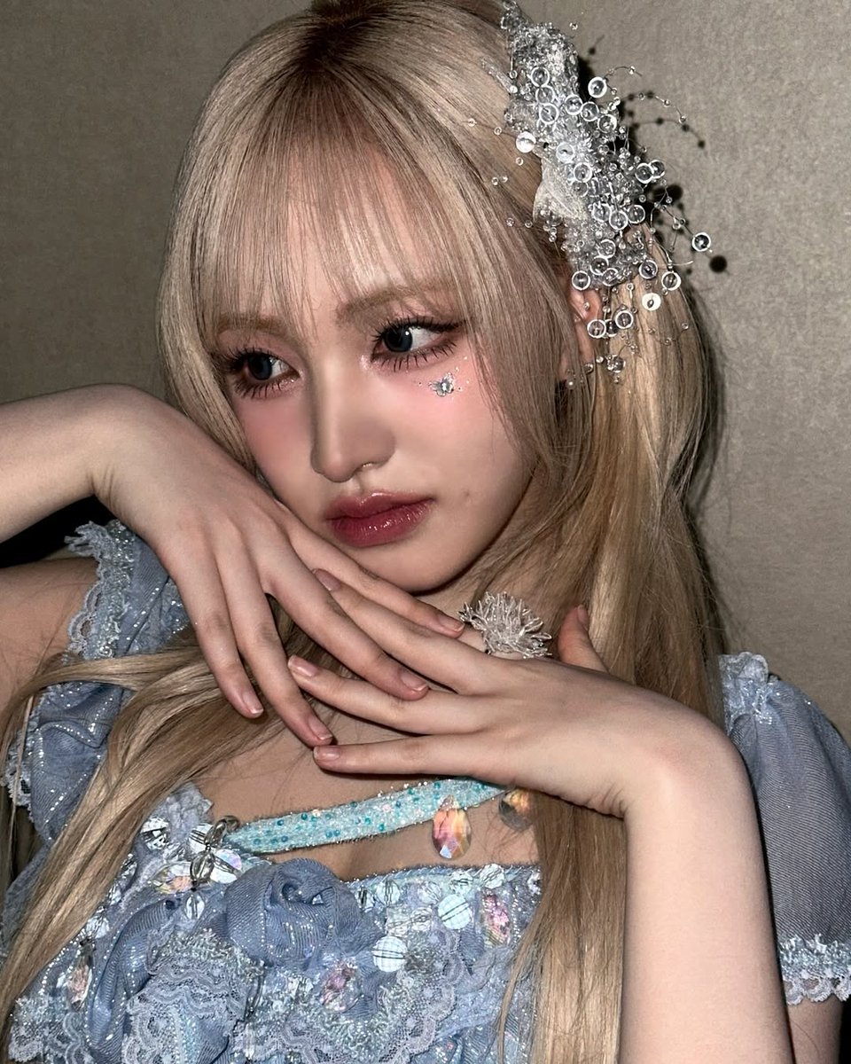 ⋆𐙚₊˚⊹♡ A 𝐛͟𝐥͟𝐮͟𝐞͟-𝐛͟𝐥͟𝐨͟𝐨͟𝐦͟𝐞͟𝐝͟ 𝐏͟𝐫͟𝐢͟𝐧͟𝐜͟𝐞͟𝐬͟𝐬 bathed in soft light, her sparkling eyes like stars in 𝑡𝑤𝑖𝑙𝑖𝑔ℎ𝑡 𝑠𝑘𝑖𝑒𝑠. Grace dances on every glance, as crystal dreams rest gently upon 𝑳𝒊𝒛 crown and heart.