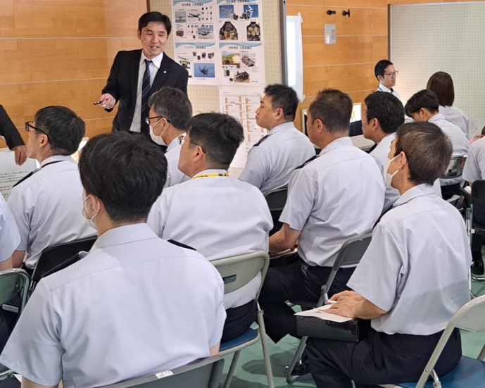 ５月１５日 #入間基地 において自衛隊退職者の再就職支援のための #合同企業説明会 が開催されました。１１０社以上の企業などが参加し #定年退職 と #任期満了退職 を予定する隊員に会社説明と面談を行いました。退職後の進路検討に有益で貴重な機会となりました。
#航空自衛隊 #再就職 #自衛隊員