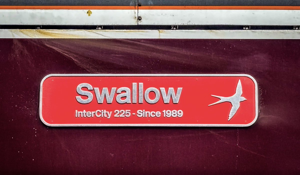 The newly named 91106 ‘Swallow’ in platform 8 at Leeds with a service bound for Kings Cross. A very fitting tribute to these east coast inter-city giants. 
#Class91 #IC225 #Electra #Swallow #LNER #LeedsCityStation