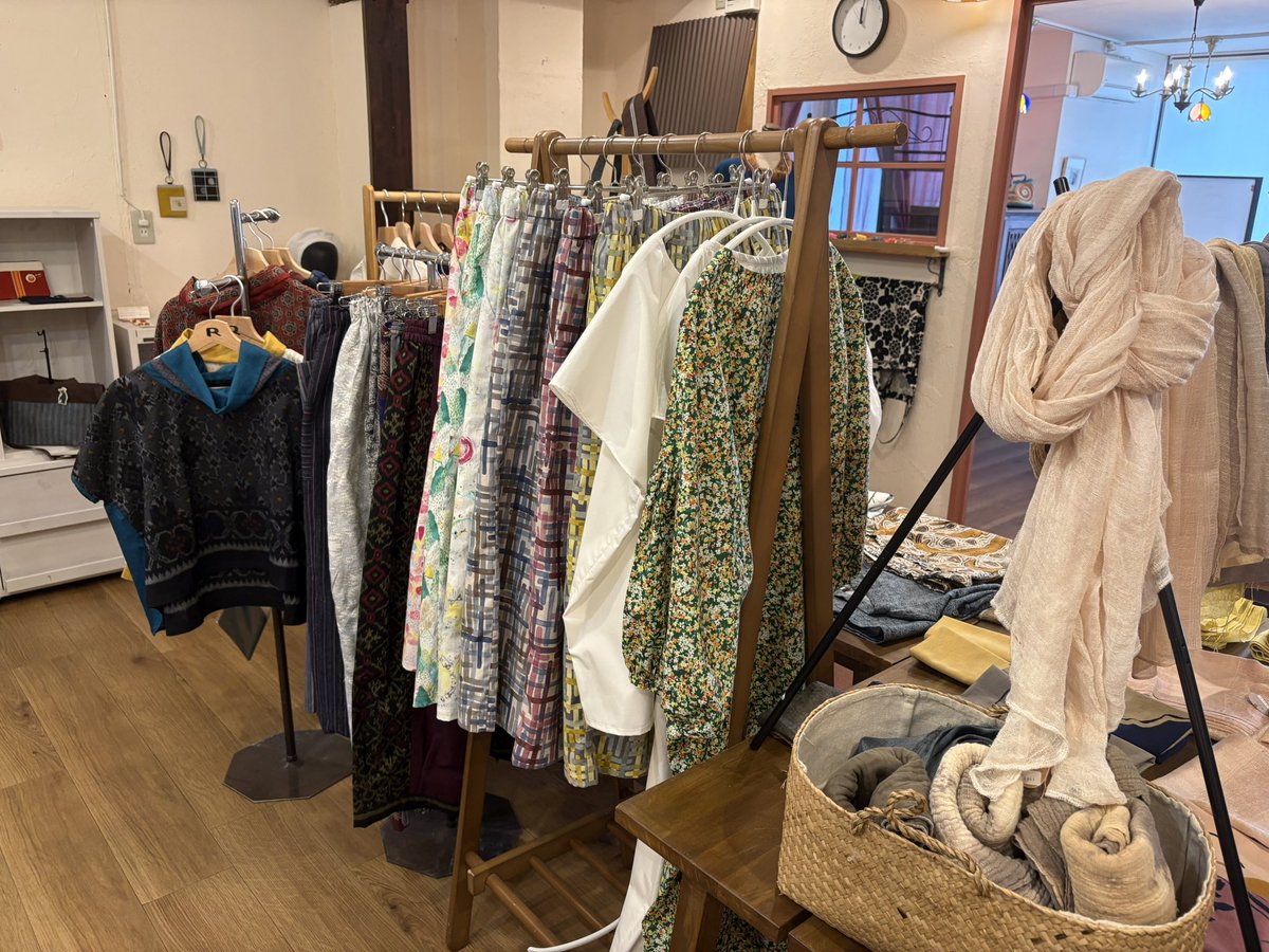 👗『#カワクリ洋品店 〜Cool〜』
開催中です！
10人の作家さんたちの素敵な作品が沢山です☺️いつもSNSで観ている作品の実物が拝見できるのがなんか嬉しい♡試着もできますので、気になりものあれば是非お越しください🐾
6月8日まで！
いつも素敵に展示してくださりありがとうございます🥰