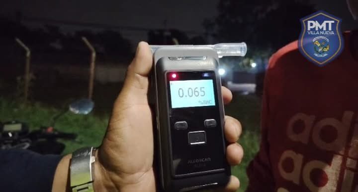 Piloto de transporte pesado da positivo a prueba de alcoholemia en el ingreso a #Primavera Villa Nueva la  #PMTVillaNueva inicia el procedimiento correspondiente.