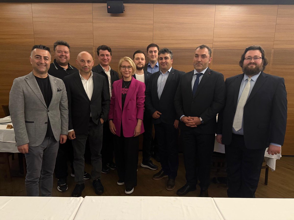 💫 Ankara’daki buluşmamızda üyelerimizle hem dernek çalışmalarımızı hem de sektör içindeki bireysel projelerimizi paylaşma fırsatı bulduk. Katılım sağlayan tüm üyelerimize çok teşekkür ederiz!