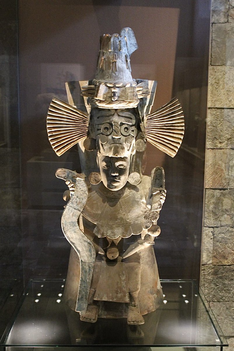 Brasero Tláloc.

La pieza proviene de Tláhuac, en la Ciudad de México. Representa a un personaje ataviado como Tláloc, dios nahua de de la lluvia y el agua; porta una máscara con anteojeras, bigotera y adornos de papel, sostiene en su mano la xiuhcóatl o serpiente de fuego.