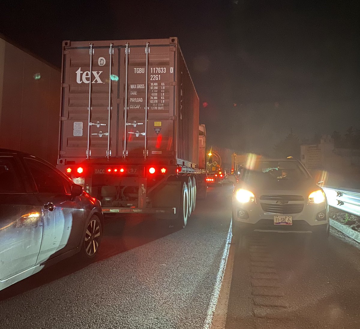 doctormacias's tweet photo. Un puñado de habitantes de Xoxtla tienen cerrada la carretera México Puebla en el Km 108. Miles de afectados; más de 8 horas.
Capufe: no pueden hacer nada. La Guardia, tampoco.
¿Para qué tenemos una guardia nacional en México? https://t.co/1eFssSViXC