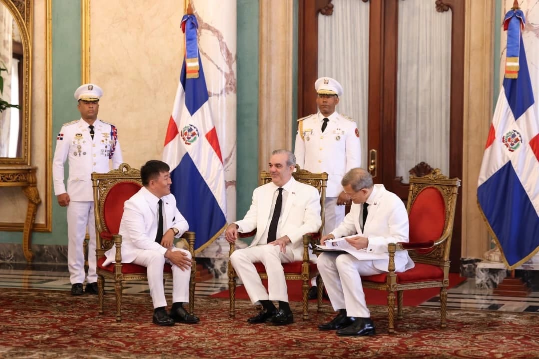 Монгол Улсаас Доминиканы Бүгд Найрамдах Улсад хавсран суух Онц бөгөөд Бүрэн эрхт Элчин сайд С.Золжаргал тус улсын Ерөнхийлөгч Луис Абиданер-т 2025 оны 5 дугаар сарын 29-ний өдөр Итгэмжлэх жуух бичиг /ИЖБ/-ээ өргөн барив.

🔗shorturl.at/dZ7zM