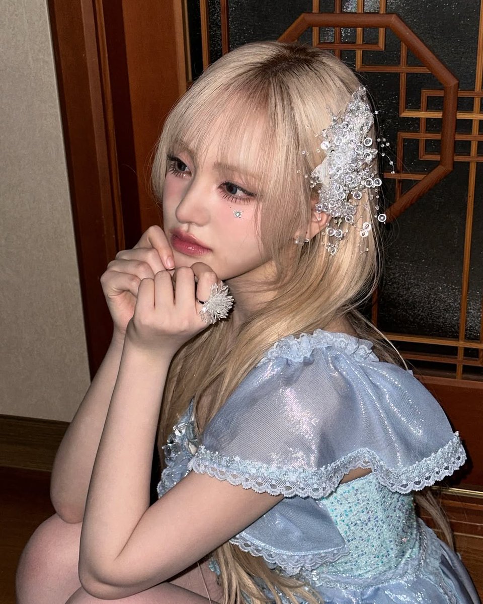 ⋆. 𐙚 ̊  𝑳𝒊𝒛 look like a 𝑑𝑟𝑒𝑎𝑚𝑙𝑖𝑘𝑒 𝑃𝑟𝑖𝑛𝑐𝑒𝑠𝑠 in shimmering blue, with sparkling eyes that hold a thousand untold stories. Every detail 𝑤ℎ𝑖𝑠𝑝𝑒𝑟𝑠 𝑚𝑎𝑔𝑖𝑐—an ethereal vision wrapped in 𝓮𝓵𝓮𝓰𝓪𝓷𝓬𝓮 and 𝘴𝘰𝘧𝘵 𝘤𝘦𝘭𝘦𝘴𝘵𝘪𝘢𝘭 𝘨𝘳𝘢𝘤𝘦.