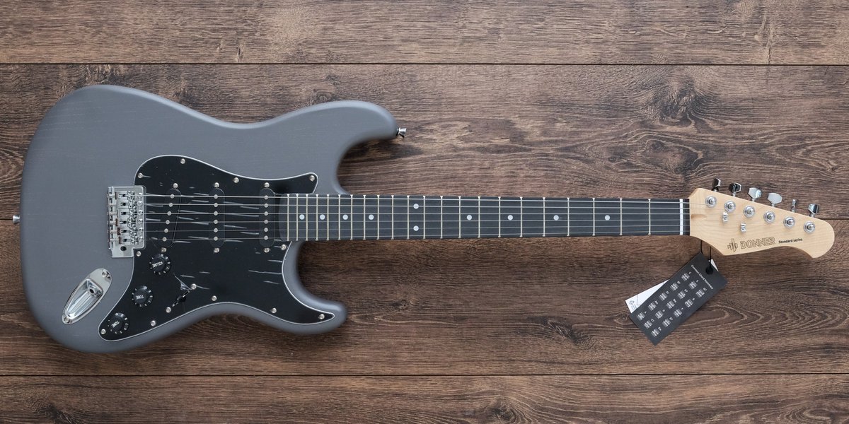 .
Kit Gitar Elektrik Donner
DST-80 Stratocaster
Harga Sebelum diskon Rp.2.350.000
Paket pemula ini mencakup gitar listrik DST-80, amplifier 5W khusus, tas gitar yang tahan lama, capo, tali, senar tambahan, tuner digital, kabel amplifier, pick, dan akses ke pelajaran online gratis