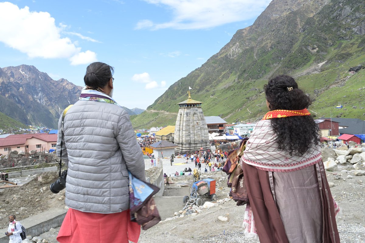 जय बाबा केदारनाथ! 🙏🏻

आज सपरिवार बाबा केदारनाथ के दर्शन का सौभाग्य प्राप्त हुआ।