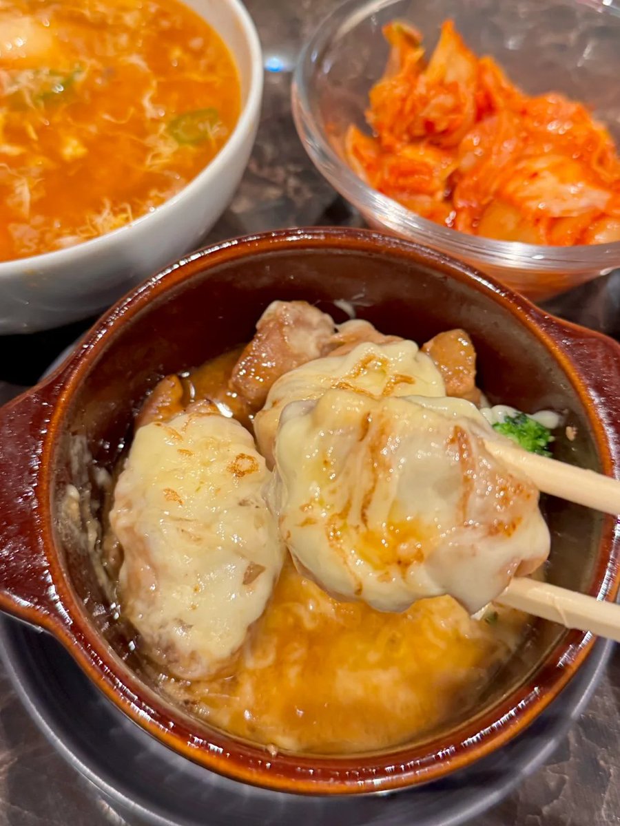 寿喜焼を食べた。まずフライパンで炒め、その後火鍋にする。とても素晴らしい料理だ。