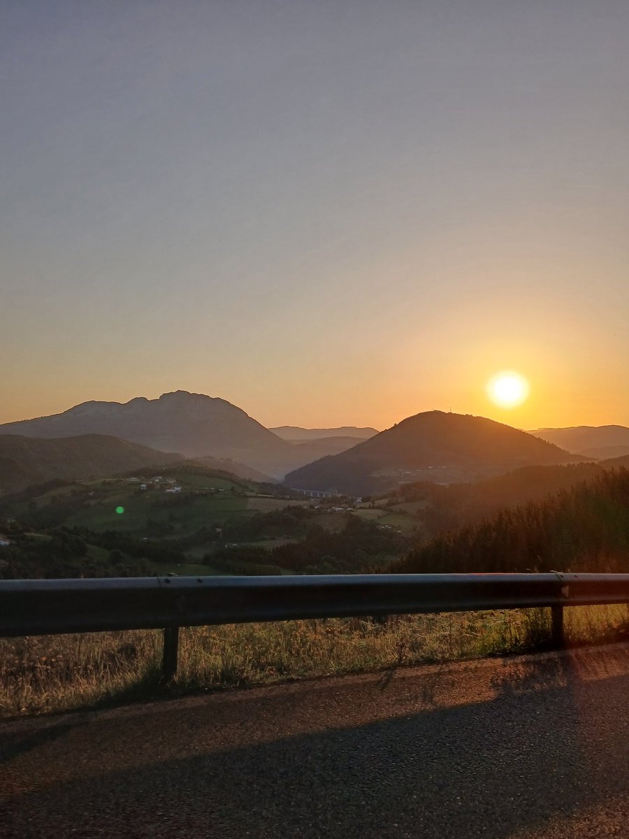 Aramaio, gaur goizean. Egun on, bore da, buenos días, bonjour!
