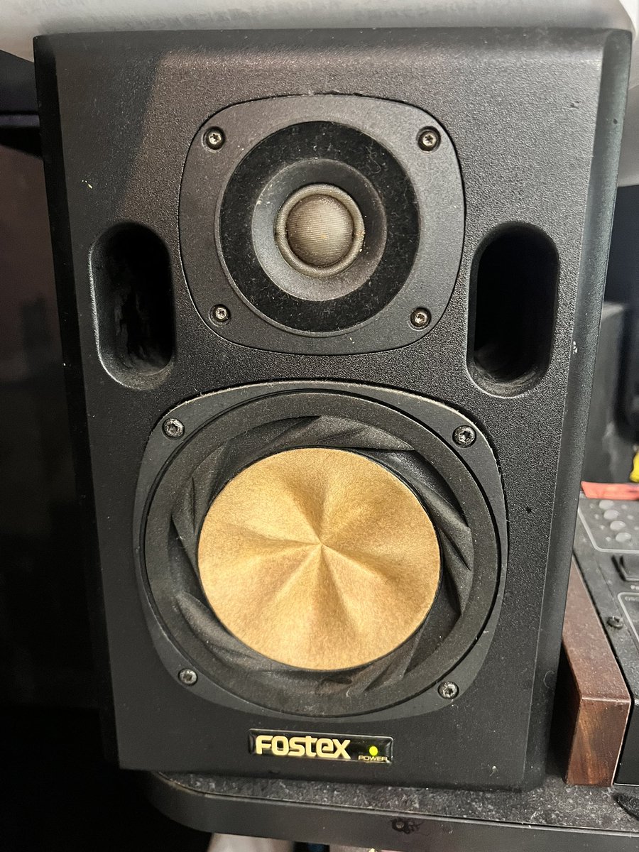 僕はスタジオモニターでスモールはFostexのNF-01A、ラージはJBLの4312D