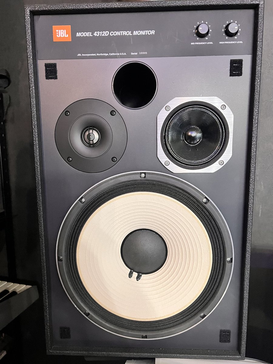 僕はスタジオモニターでスモールはFostexのNF-01A、ラージはJBLの4312D