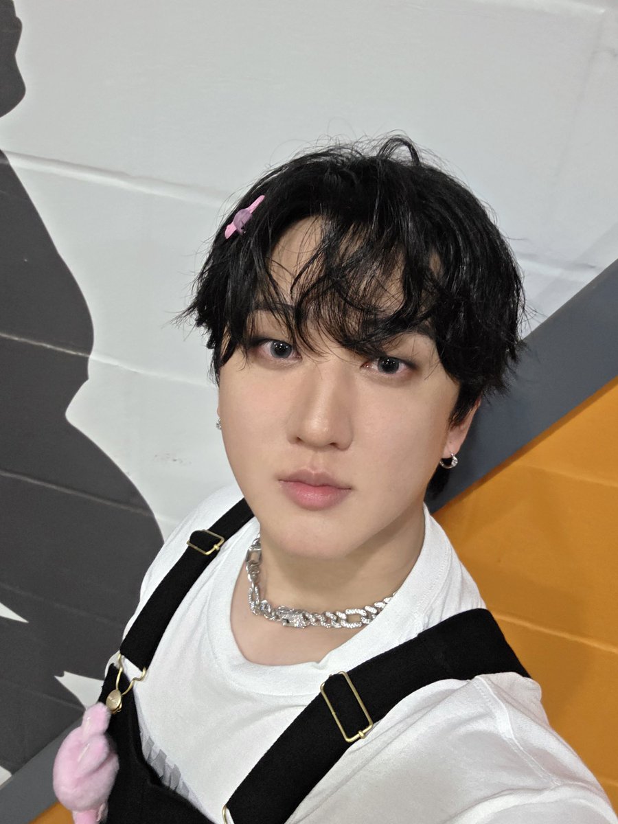 spearhyunnie's tweet photo. CHANGBIN SENT A SELFIE! https://t.co/lWrdHDbRfN
