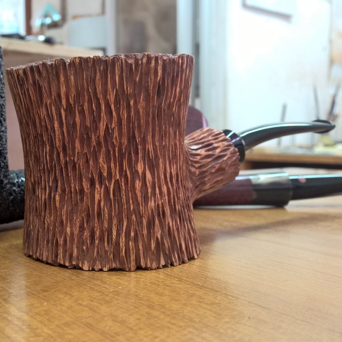 pipemoretti's tweet photo. The Cortex is a timeless finish in our collection, seamlessly uniting tradition and style. 🪵

#pipemoretti #morettipipe #morettipipes #pipe #moretti #pipetobacco #tobaccopipe #pipesmoking #freehand #rusticated #cortex https://t.co/39ruw8LONB