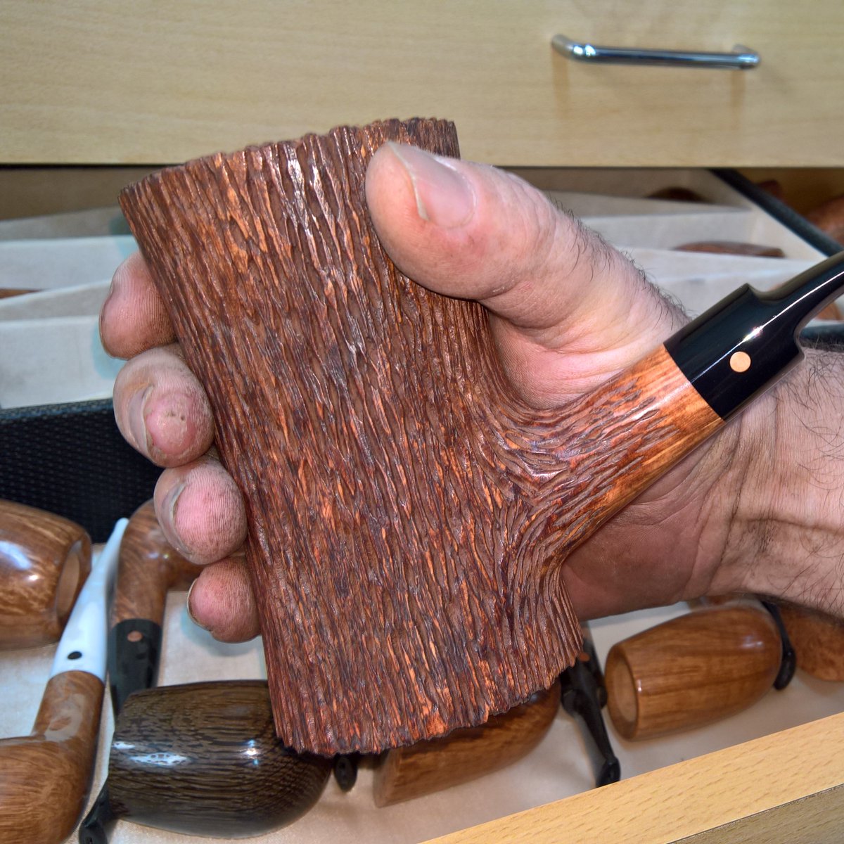 pipemoretti's tweet photo. The Cortex is a timeless finish in our collection, seamlessly uniting tradition and style. 🪵

#pipemoretti #morettipipe #morettipipes #pipe #moretti #pipetobacco #tobaccopipe #pipesmoking #freehand #rusticated #cortex https://t.co/39ruw8LONB