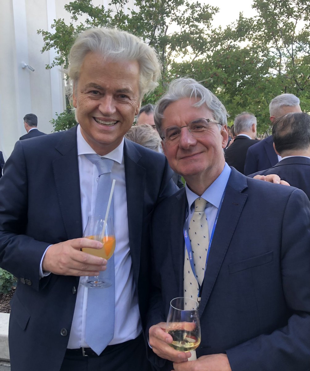 Před cca 30 lety jsem, ještě v dresu ODS, jel do Nizozemí navazovat stranické vztahy se stranou VVD. Jejich delegaci vedl tehdy jistý Geert Wilders. Po večeři mě dokonce hodil vlastním autem zpět  do hotelu.
Včera jsme se znovu potkali na <a href="/CPAC/">CPAC</a> v Budapešti. A pamatoval si to🙂.