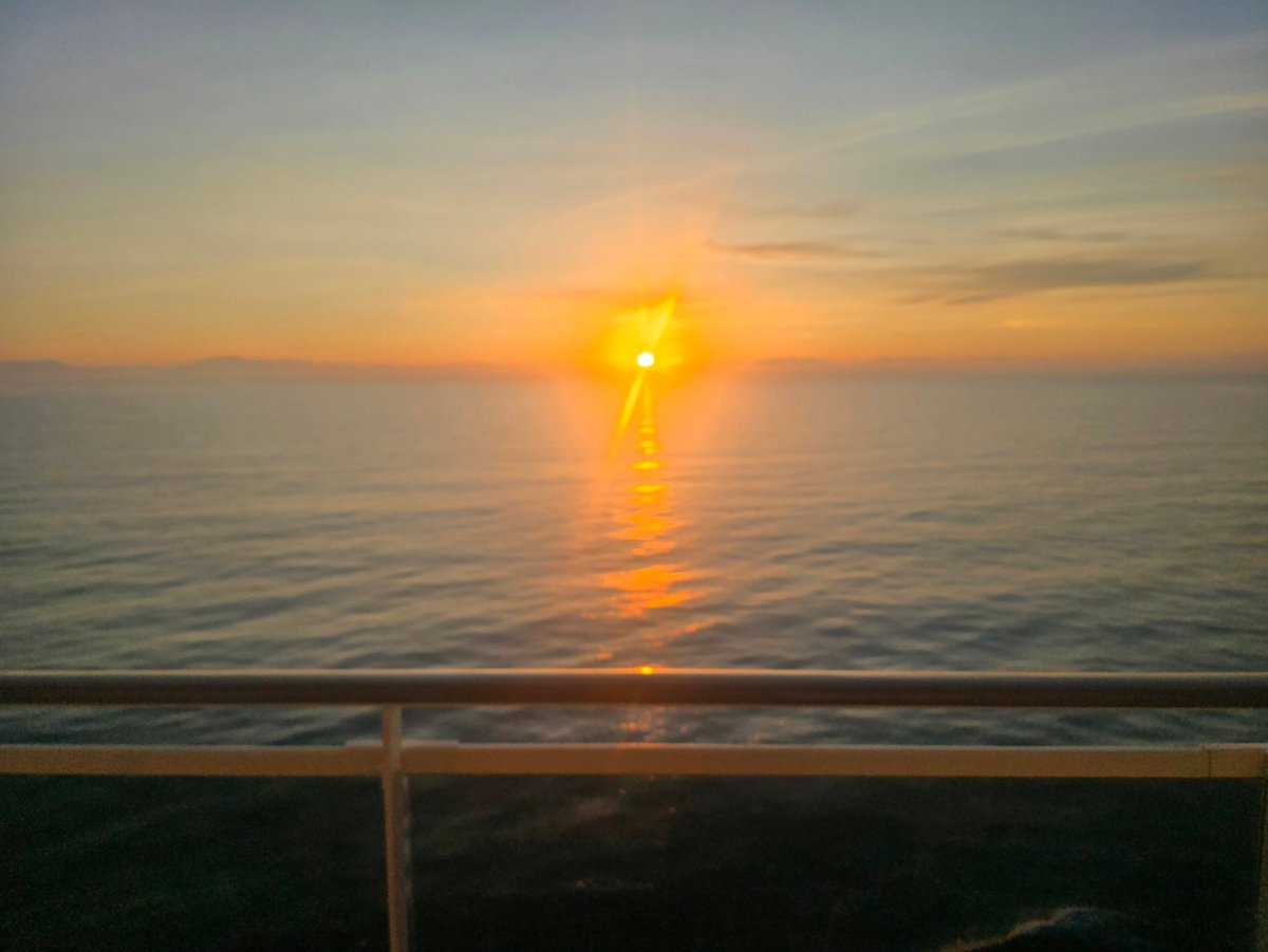 "Amanece, que no es poco". Vivir esta experiencia en un barco siempre me sonó muy literario: la proa, la popa; babor y estribor; barlovento y sotavento; los mástiles, la quilla o la cubierta; siempre lejanos, tan del cine. O son un sueño del que no quiero despertar