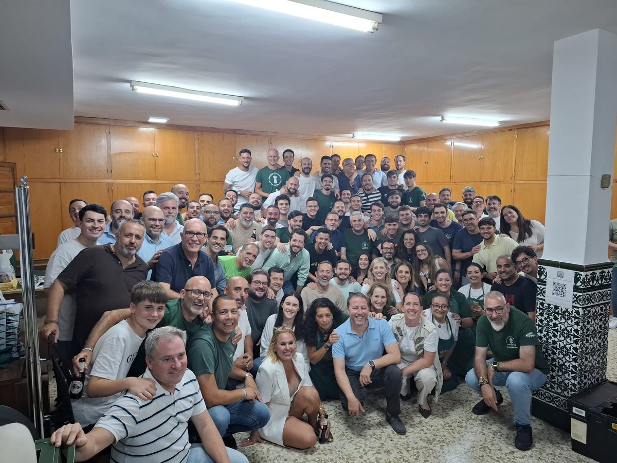 Anoche tuvimos la suerte y el placer de compartir nuestro último jueves de cada mes con el resto de hombres de trono y hermanos en nuestra casa de hermandad. 

El colofón final a tantos momentos compartidos en torno a la Gran Procesión de Roma.

⚓️💚