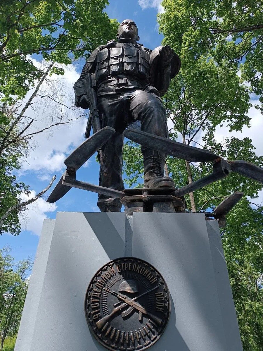 В освобождённой Волновахе открыли памятник бойцам 91-го полка — легендарным "железным каскам", донецким резервистам, которые держат оборону на самых тяжёлых участках фронта.

Монумент представляет собой фигуру молодого воина, который попирает ногой сбитый вражеский беспилотник.