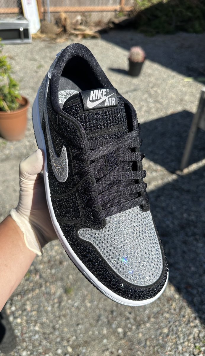 DJKingJam's tweet photo. Shot from earlier out in the sun. I see I need to do a video in the sunlight tomorrow 👍🏼💯✨#forthefam #sneakerhead #Swarovski #AJ1 https://t.co/mD2pBjzWFW