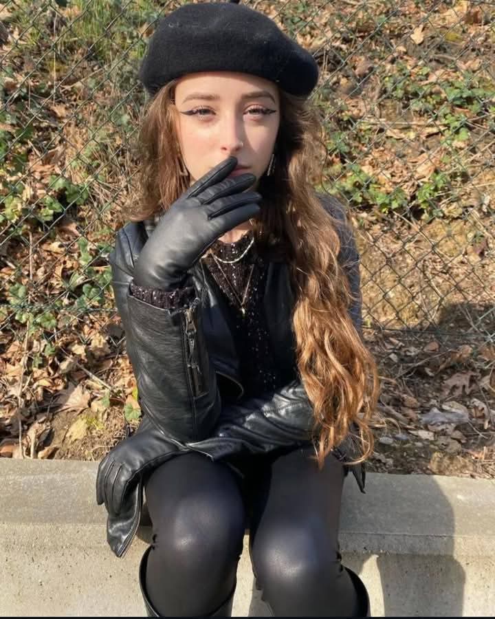 ⁣🇨🇭༒𝑨𝒅𝒅𝒊𝒄𝒕 𝑺𝒊𝒎𝒊𝒍𝒊 𝑪𝒖𝒊𝒓 ༒🇨🇭 (@similiaddict) on Twitter photo 