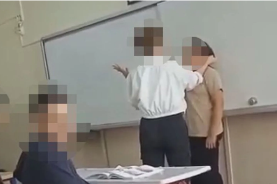 Sınıfta Patlayan Sessizlik: Öğretmen Çıldırmıyor, Yalnızlaşıyor!

Görüntülerde bir öğretmen sinirlerine hâkim olamıyor. Belki de o an “zıvanadan çıkmış” gibi görünüyor. Ama meseleye yalnızca o birkaç saniyelik video ile bakarsak, büyük bir yangını kibrit kutusuna sığdırmaya
