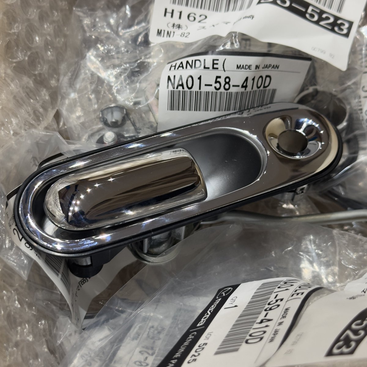 mini_na6ce's tweet photo. 先日先輩からスヤマ岡崎さんをご紹介いただき、NAのドアハンドルを新品購入しました。
メッキ表面の劣化もありますが、ドア内部の連結ボルトが弱まっている状況でした。
やはり新品の輝きはうっとりしますね！ https://t.co/uWOui58cnT