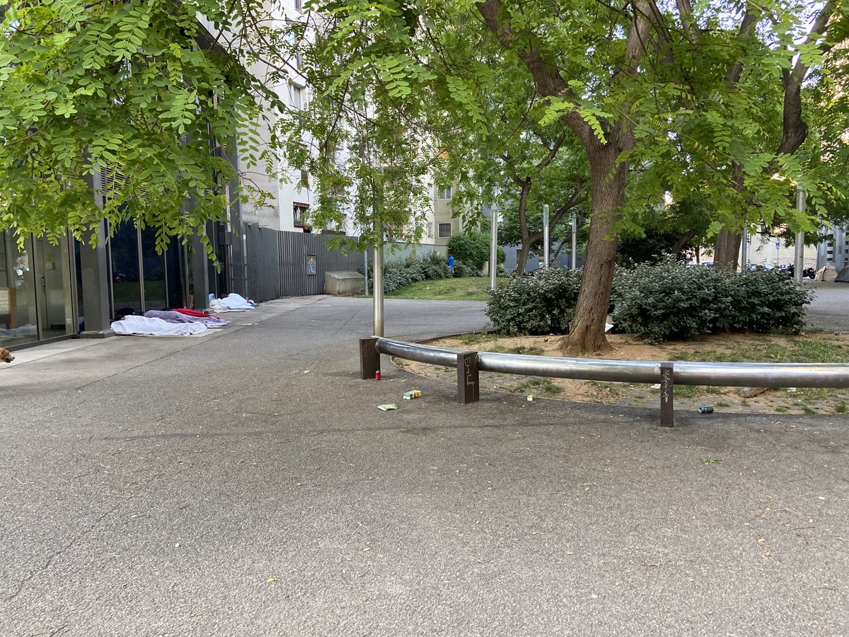 BarnilsEster's tweet photo. ⁦@bcn_ajuntament⁩  aquesta es la realitat q ens trobem cada matí prop l’estació de Sants a la Plaça Volta Ciclista de Catalunya. Gent dormint al carrer, fent les seves necessitats entre els matolls. No es pot trobar una solució? Cada vegada en son més ⁦ https://t.co/dry3lzL10L