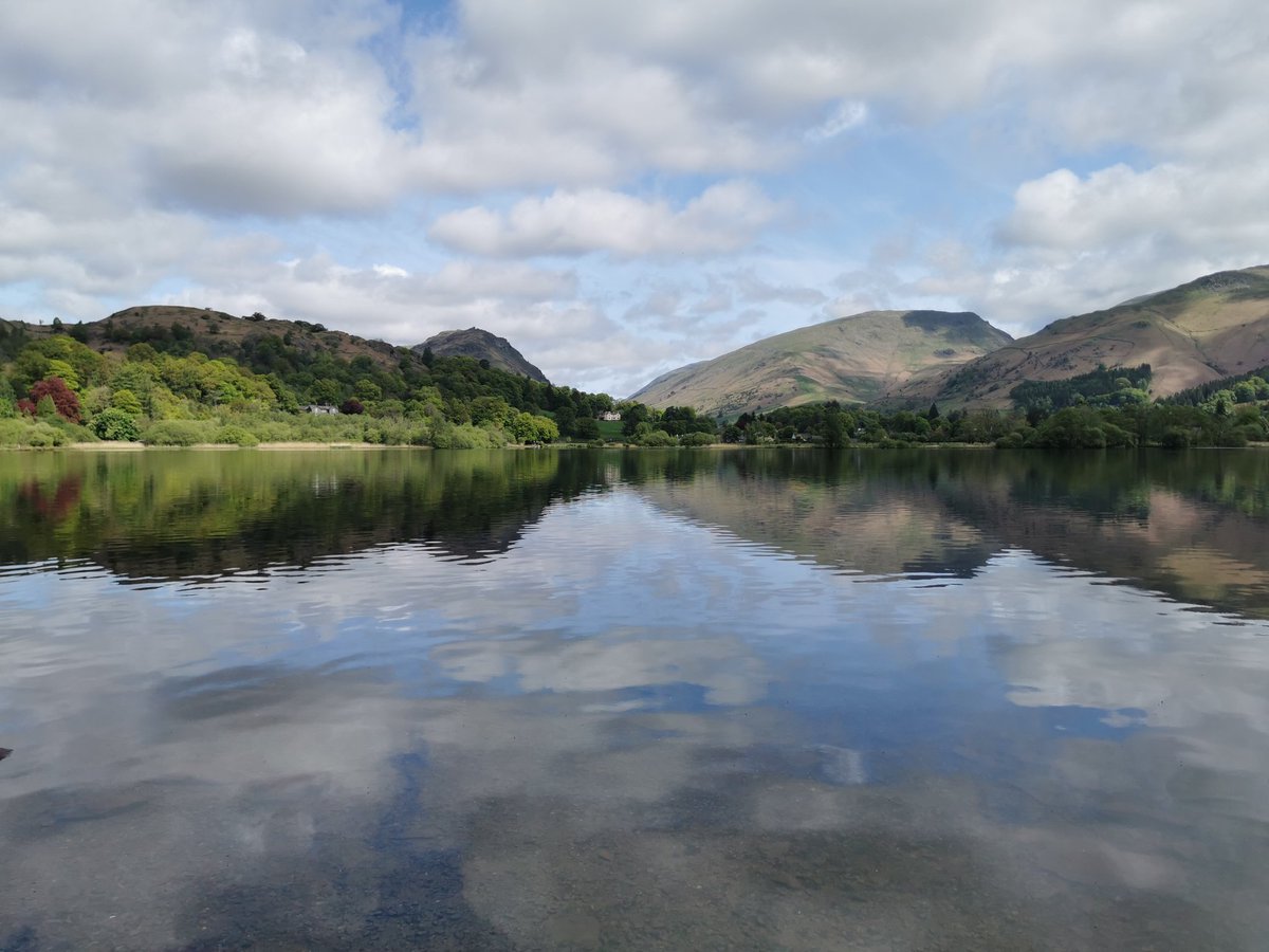 2alienfriends's tweet photo. A perfect reflection of the sky and mountains in the calm lake waters. 🌥️🏞️ #Grasmere #LakeDistrict #SkyReflection #NatureBeauty #MountainView https://t.co/zAl4gT9fd2