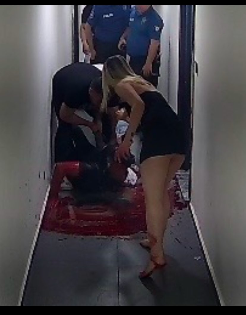 Artık bu hayatta tüm dıygularımın öldüğünü dün hayata buz gibi bakmayı soğukkanlı olmayı acıma duygum üzülme duygum kalmadığını bu olaydan sonra iyice anladım neyseki yaralı yaşıyor sağlığı yeründe hayat ise devam ediyor....