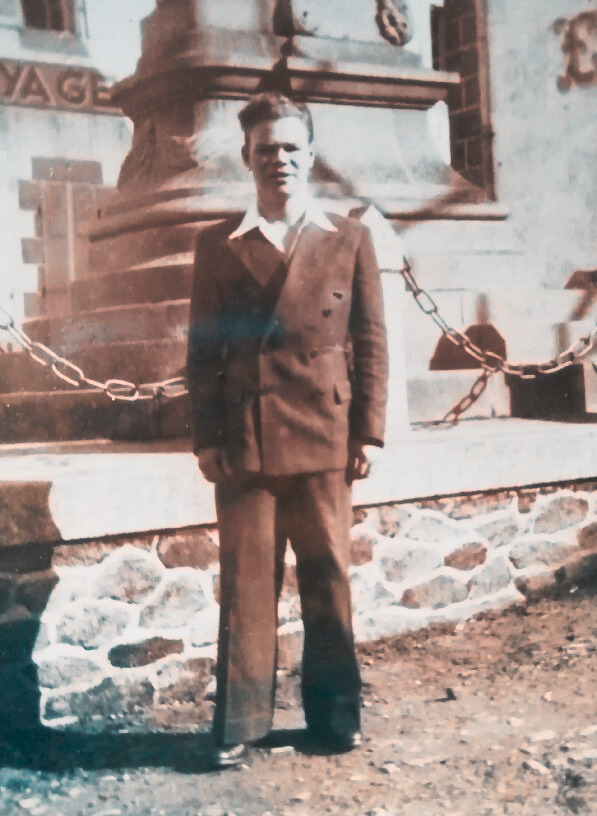 Rien ne me rend plus qu'heureux que de recevoir cette photo du jeune Robert Le Page, F.F.I de Brest. Il est tombé lors de l'attaque du maquis de Saint-Méen (29), le 14 juillet 1944, il avait 18 ans depuis un peu plus de 3 mois...
resistance-brest.net/article4860.ht…