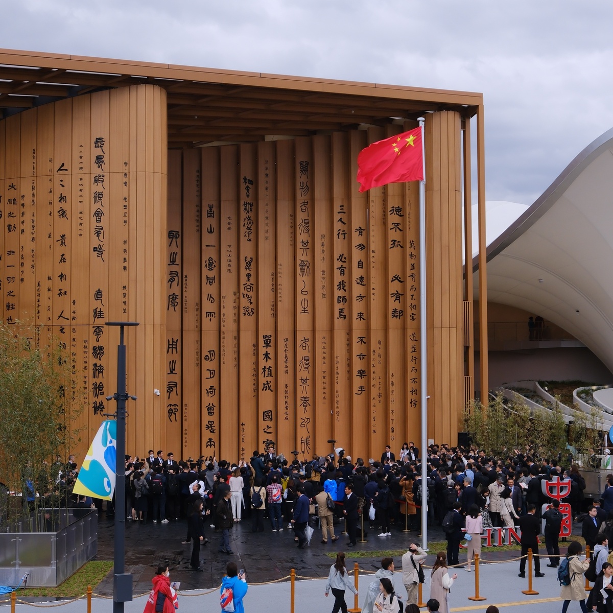 【接待觀眾已超35萬 中國館成大阪世博會最受歡迎國家館之一】據中國貿促會新聞發言人30日介紹，截至目前，大阪世博會中國館已接待超過35萬中外觀眾，包括近百位各國政要和知名人士，成為大阪世博會最受歡迎的國家館之一。