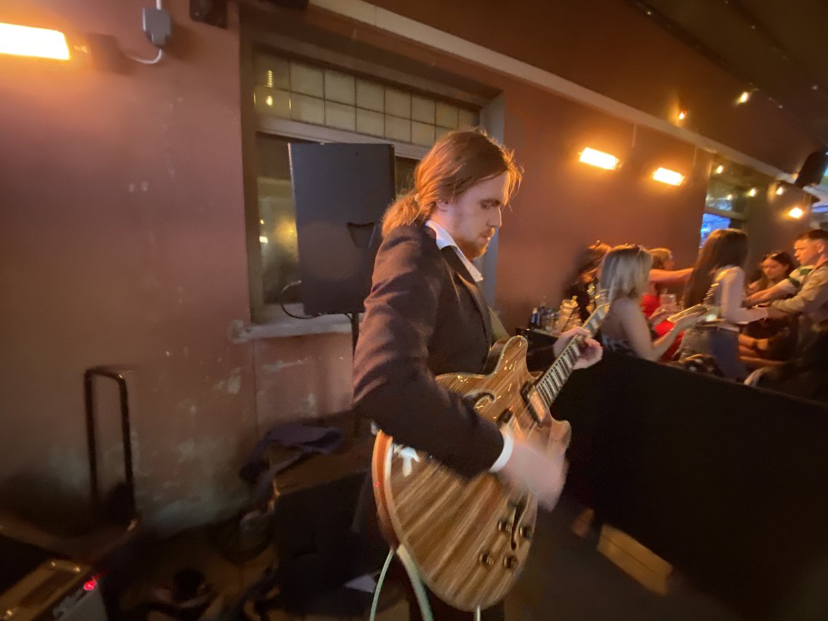 Songster Gavin Smith (Roaring Fourties) may well be one of the best guitarists in the country