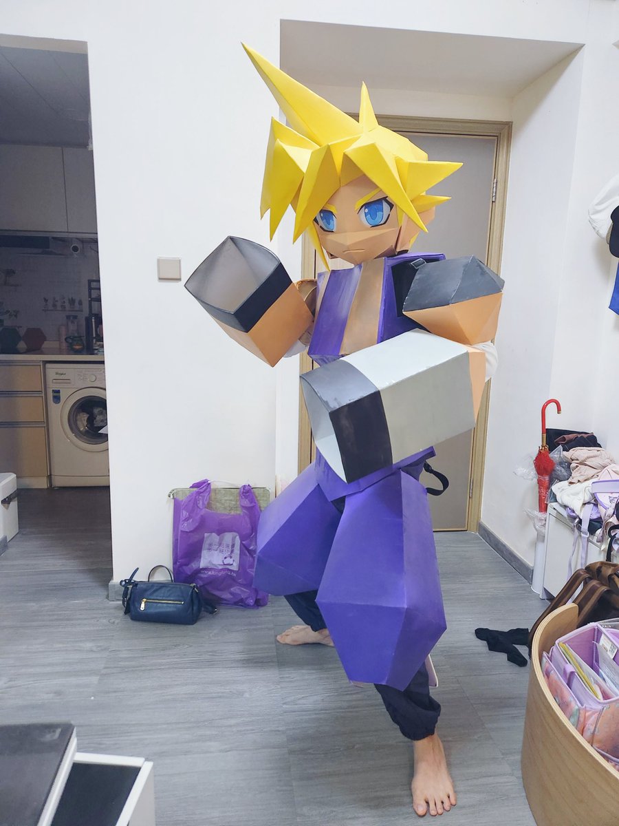 sekishinkouff's tweet photo. 4月から制作していたこのローポリゴン風クラウドのコスチューム、昨夜ついに耐久性と可動性をテストしました！動きやすく満足の仕上がり✨ コスプレ大会でいい結果が出せますように！💪🎮 #コスプレ #FF7 #クラウド https://t.co/Ss6hqn9Htq