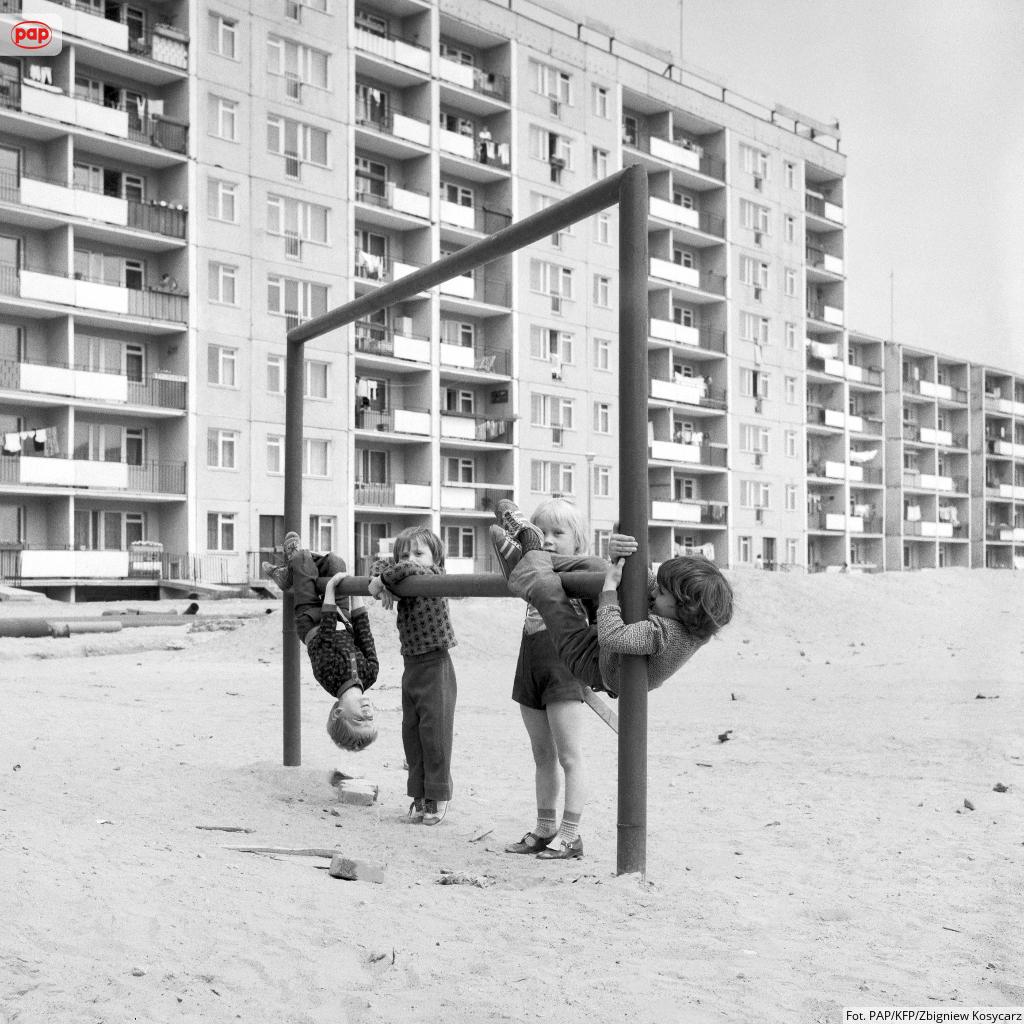 Podwórkowe życie codzienne wśród bloków na Zaspie. Gdańsk, czerwiec 1976 r.